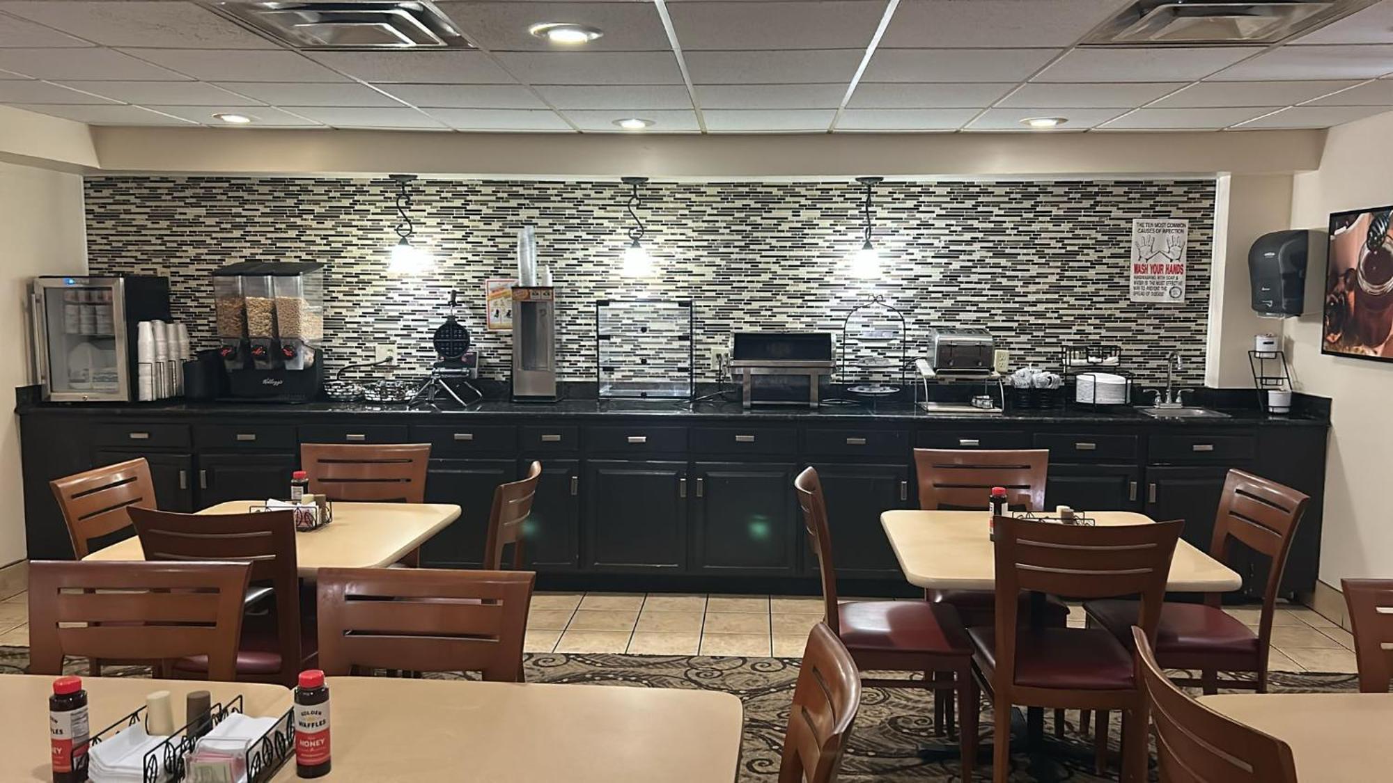 亨廷顿购物中心贝斯特韦斯特酒店 巴伯斯维尔 外观 照片
